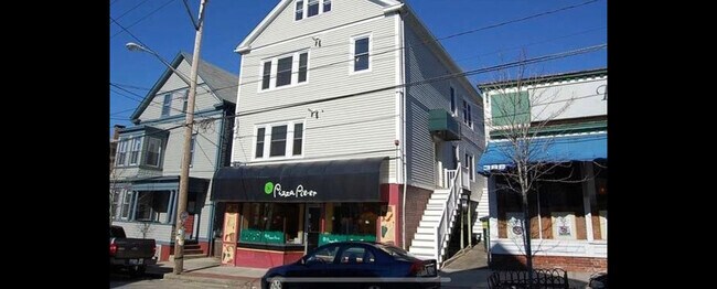 Building Photo - 374 Wickenden St