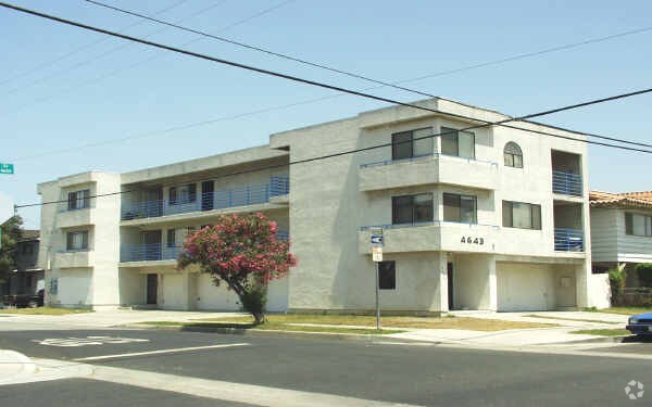 Foto del edificio - 4643 W 118th St