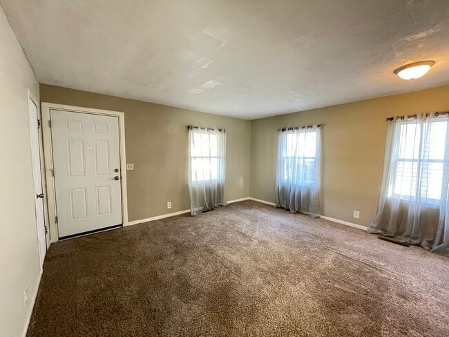 Living Room - 1301 E Broadbeck Dr