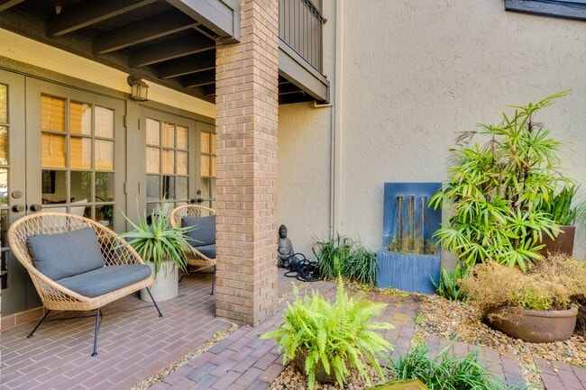 Foto del edificio - Exquisite 3 bedroom 2.5 bath two-story Executive Condo in Winter Park with 2-Car Garage