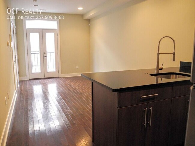 Building Photo - Three Bed Fairmount Apartment