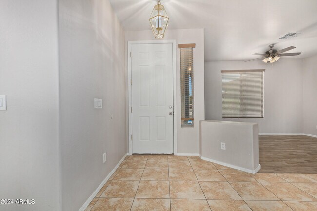 Foto del edificio - 1710 S 159th Ave