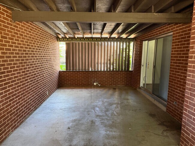 Foto del edificio - Beautiful town home with deep 2 car garage and a large covered patio