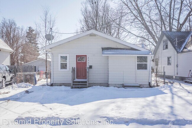 Building Photo - 3 br, 1 bath House - 2337 E Grand Ave