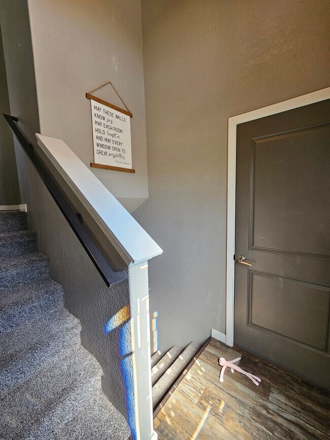 Foto del edificio - 3 BED | 3 BATH | SPLIT FOYER HOME | GARAGE