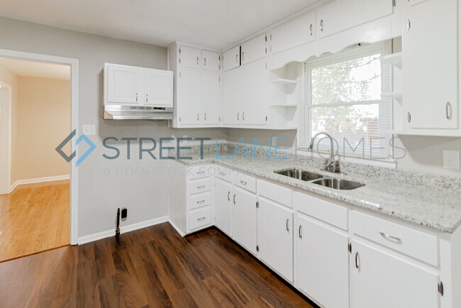 Foto del edificio - NOW OFFERING HALF OFF THE FIRST FULL MONTH...