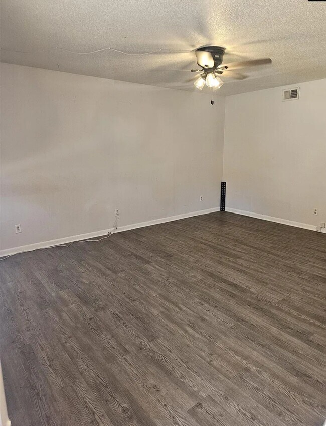 Living area - 320 Cambout St