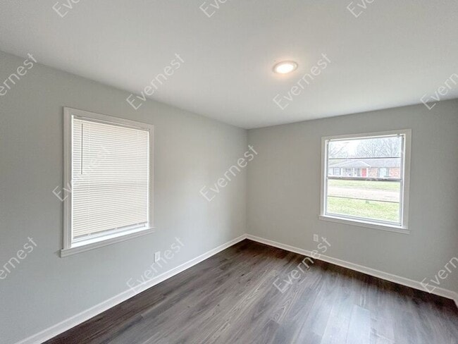 Building Photo - 2112 Cresthill Dr W