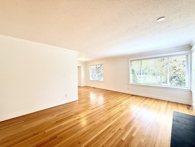 Building Photo - 15457 Poplar Dr