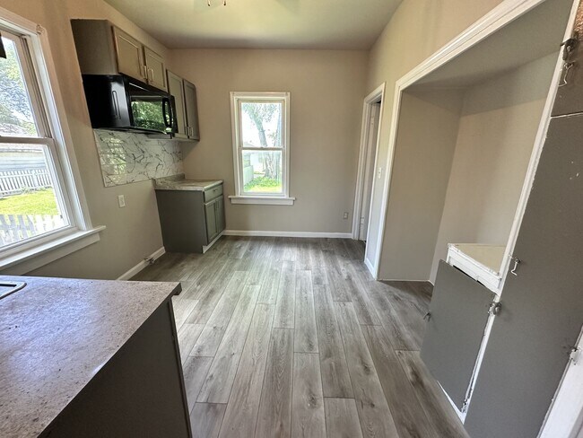 Building Photo - Stunning 2 bedroom Accepting Section 8