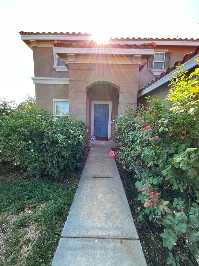Building Photo - East Palmdale Home