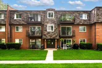 Building Photo - 9380 Bay Colony Dr