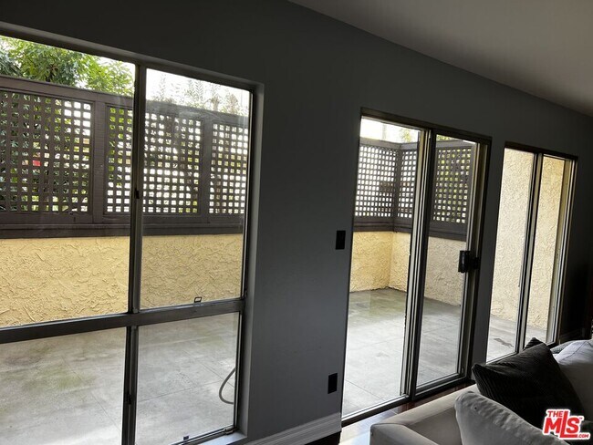 Foto del edificio - 5311 Coldwater Canyon Ave