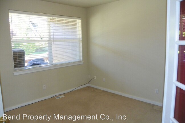 Building Photo - 4 br, 2 bath House - 2924 NE Red Oak Dr.