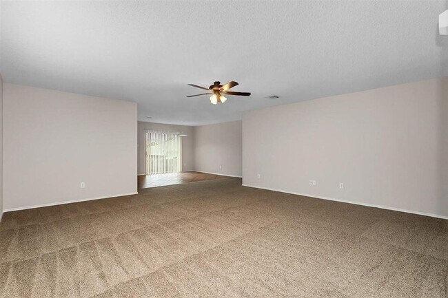 Foto del edificio - 2152 Laughlin Rd
