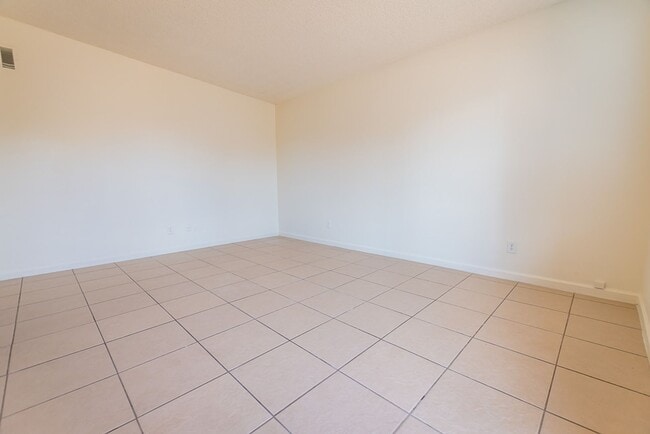 Building Photo - 3 Bedroom, 2 Bath Home, 1 Car Garage, Large Fenced Yard!