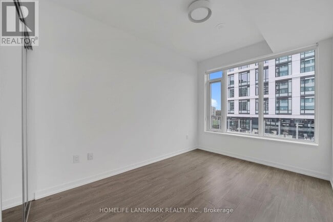 Photo du bâtiment - 2485 Eglinton Ave W