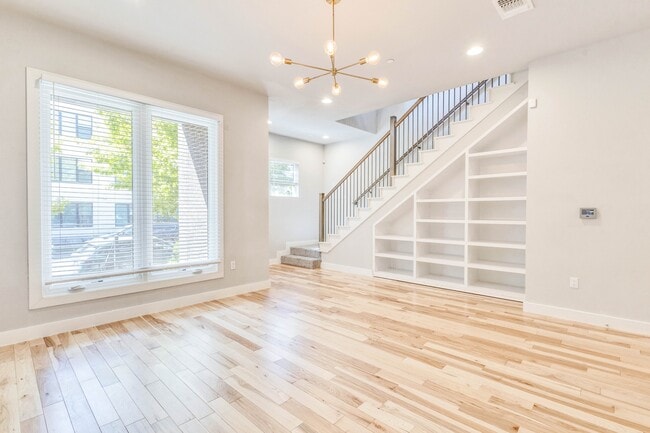 Building Photo - 2408 Sorin St