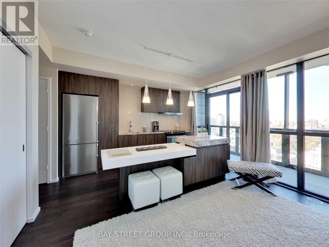 Building Photo - 101 Charles St E