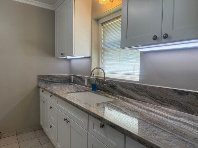 Building Photo - Cozy 2 bedroom close to downtown
