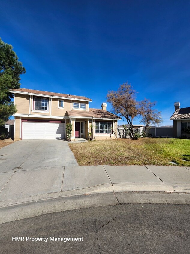 Foto principal - Spacious Two-Story Home with Modern Comforts