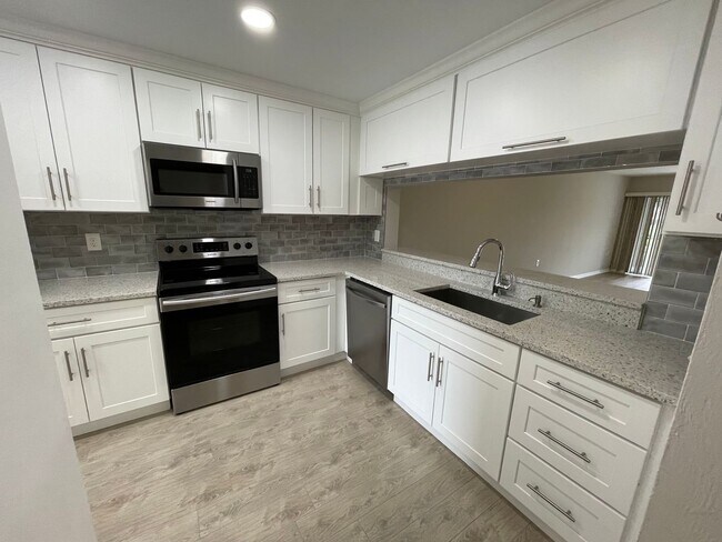 Foto del edificio - ANNUAL RENTAL - 2/2 CONDO IN ABBEY AT BERKSHIRE VILLAGE