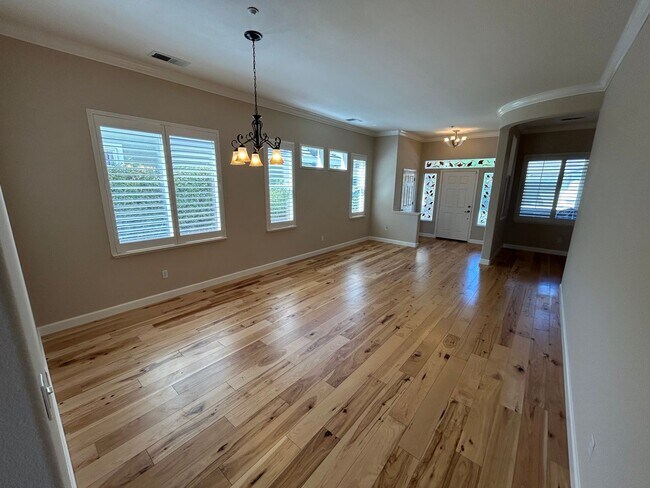 Building Photo - Beautifully Updated 2 Bed 2 Bath Home in 5...