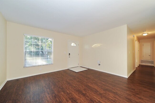 Foto del edificio - 3012 E Waters Ave