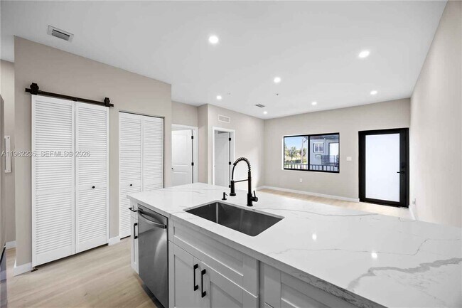 Foto del edificio - 630 NE 166th St