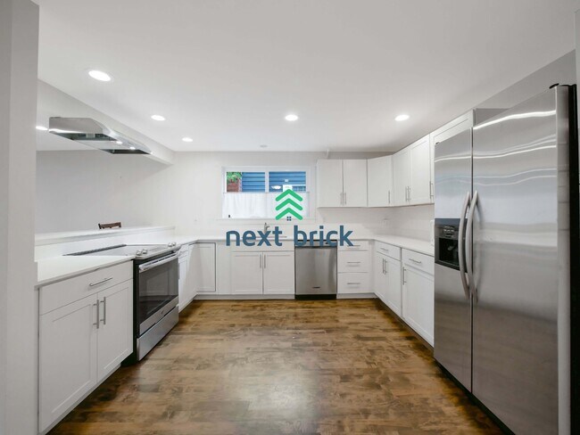 Foto del edificio - Beautiful 5-Bed Single-Family Home in Prime Kirkland Location!