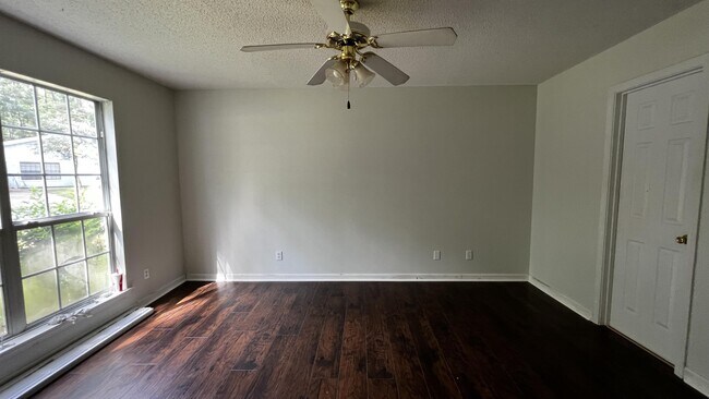 Foto del edificio - 141 Greenwood Dr