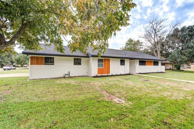 Foto del edificio - 1205 Inwood Dr