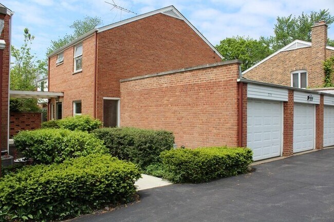Foto del edificio - 774 Green Bay Rd