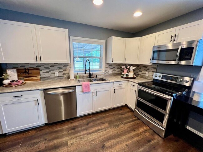 Building Photo - 1333 Lakeview Dr