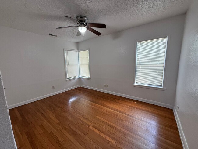 Foto del edificio - Charming 3BR Home w/ Hardwood Floors, Large Kitchen & Private Fenced Yard