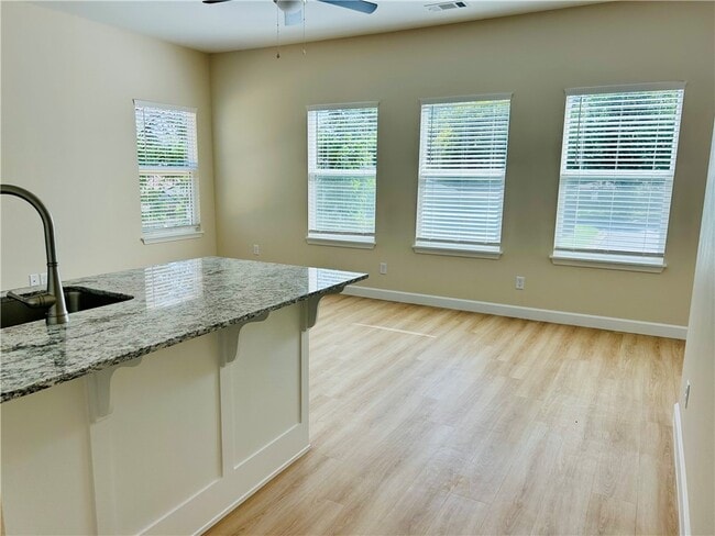 Building Photo - 704 E Johnson Ave