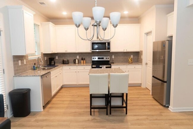 Foto del edificio - 585 River Gdns Dr