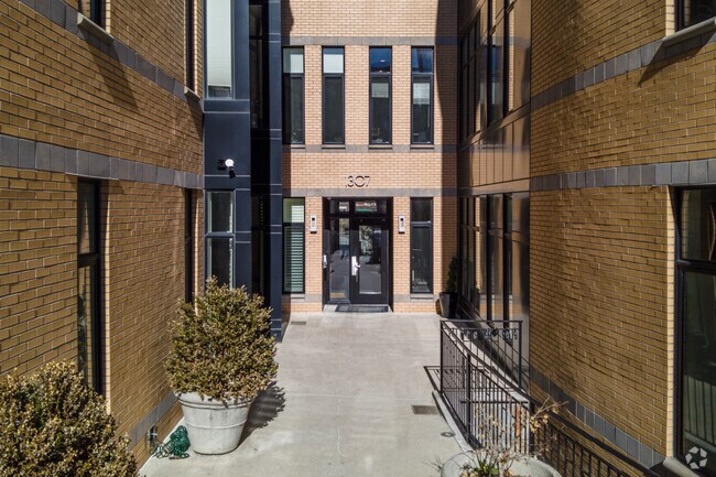 Entrada - 1307 Clifton St NW