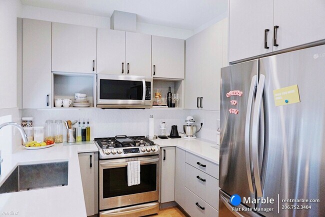 Foto del edificio - 3 br, 2 bath Townhome - 9551 Ashworth Ave ...