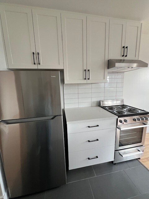 Photo du bâtiment - Newly Renovated, Bright Top Floor in Willingdon Heights
