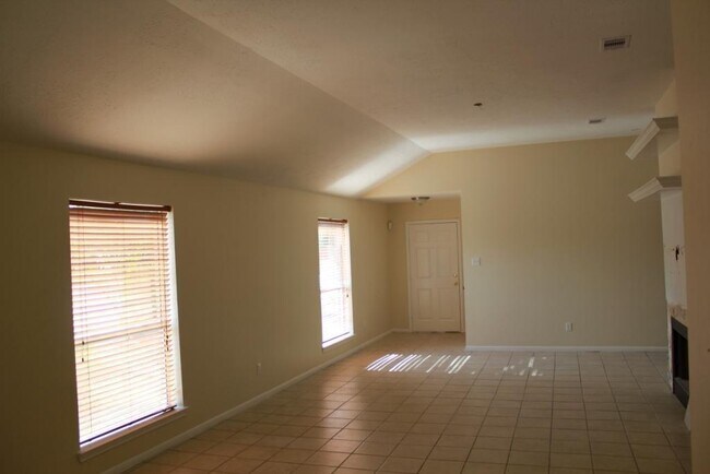 Foto del edificio - 5240 Pinewood Terrace
