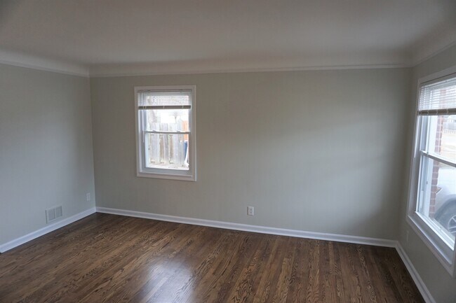 Building Photo - 350 Parkview Dr