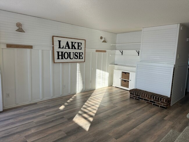 Building Photo - 308 W Lake Dr