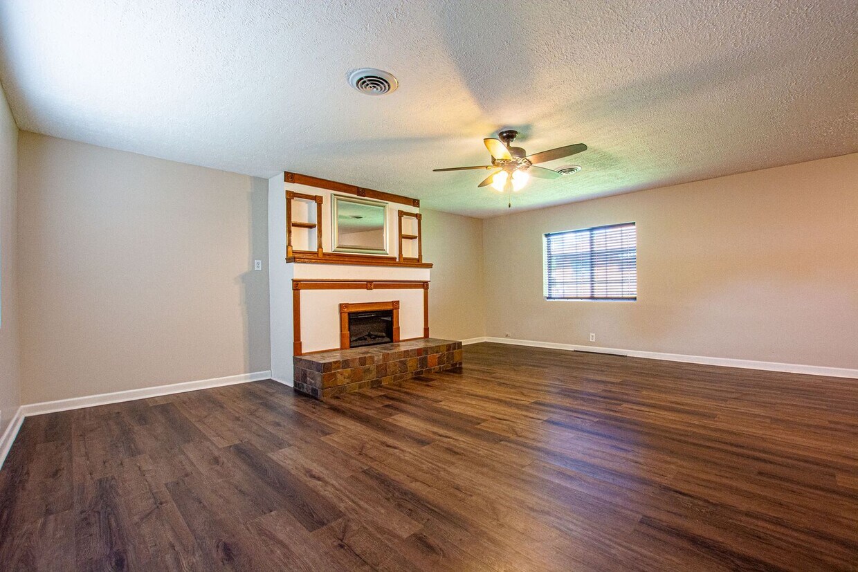Primary Photo - Super Cute 2 Bedroom / 1 Bath Home in Cart...