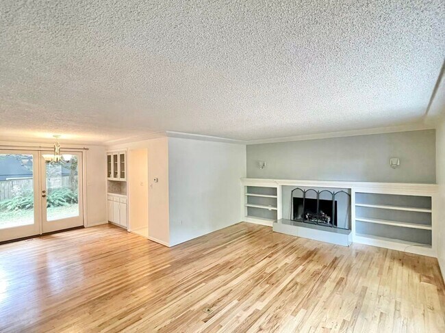 Building Photo - Spacious 5-Bedroom Home in Prime Location