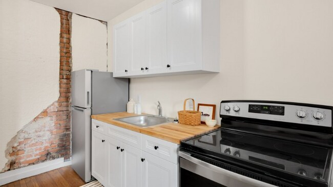 Building Photo - 1241 Hubbard St