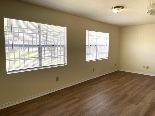 Foto del edificio - 8830 Sharpcrest St