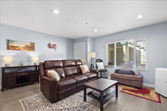 Building Photo - 1 Bed/1 Bath + 2 Parking Spaces and Walking Distance to Beach