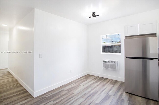 Foto del edificio - 2424 NW 7th Ct