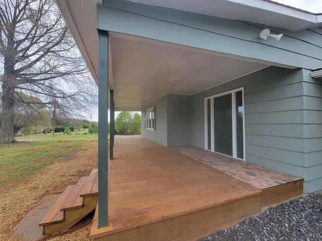 Foto del edificio - 1124 Hendricks Lake Rd